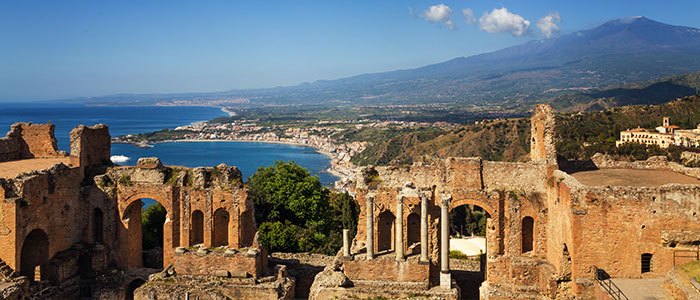 Vue sur le théâtre de Taormine avec le volcan Etna et la Méditerranée en arrière-plan, voyage dans l'est de la Sicile