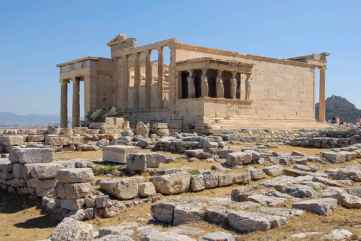 Cariatides sur les ruines de l'Acropole à Athènes, Grèce