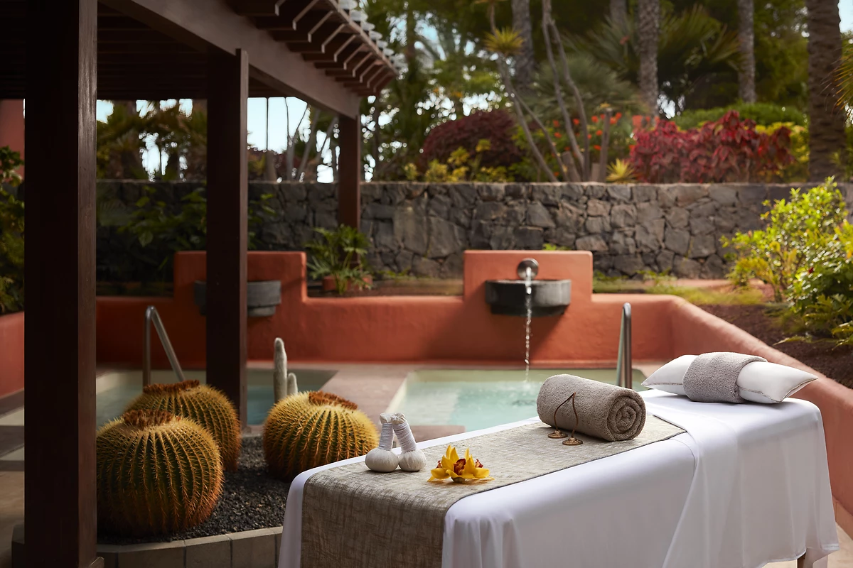 Table de soins et piscine, spa de l'hôtel, Tivoli La Caleta Tenerife Resort