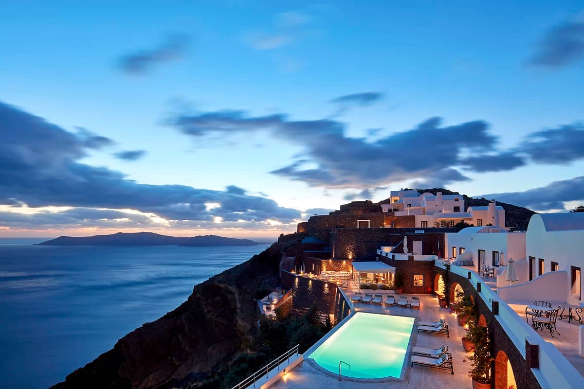 Vue aérienne de la piscine, San Antonio Santorini Luxury Hotel, Santorin, Grèce