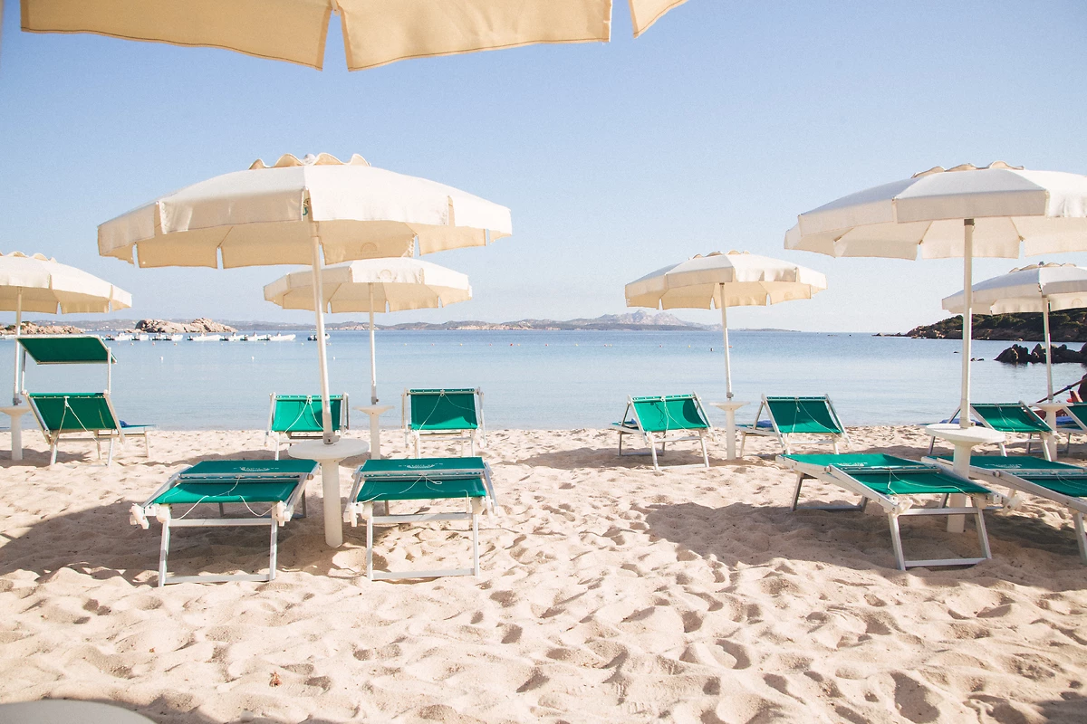 Transats sur la plage privée de l'hôtel, hôtel La Bisaccia,
