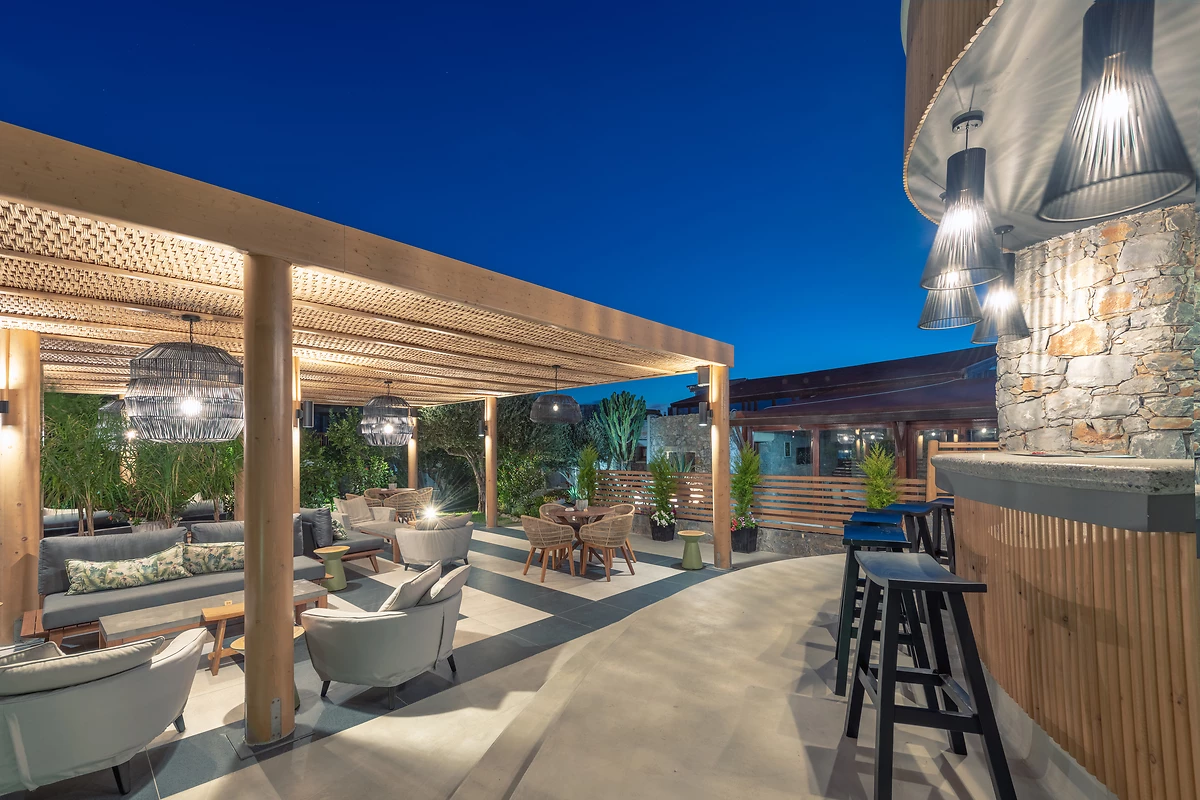 Un des bars de l'hôtel, hôtel Ikaros Beach Luxury Resort & Spa