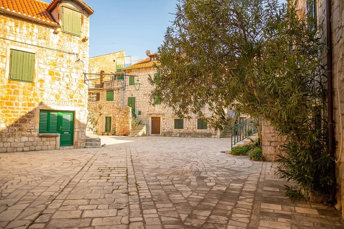 Place Stari Grad sur l'île de Hvar, Croatie
