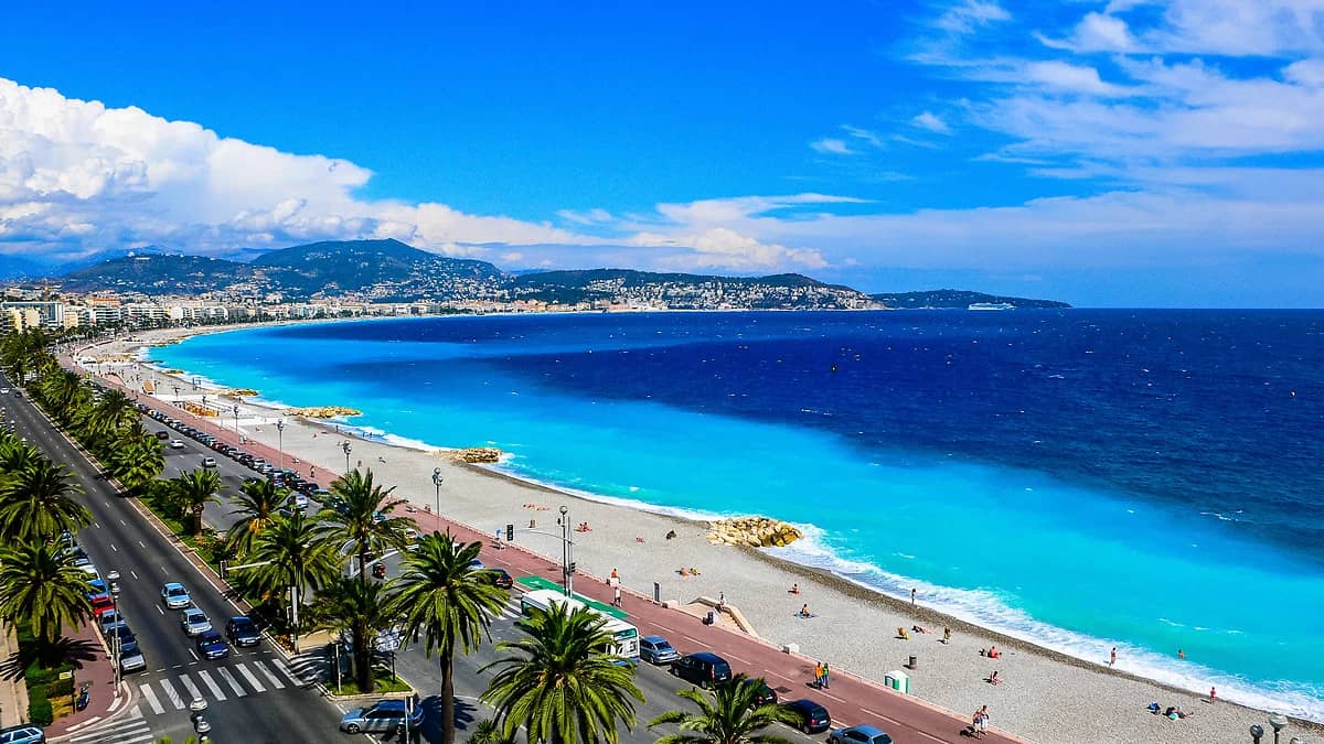 Vue sur Nice, la plage et la Promenade des Anglais, Nice, France