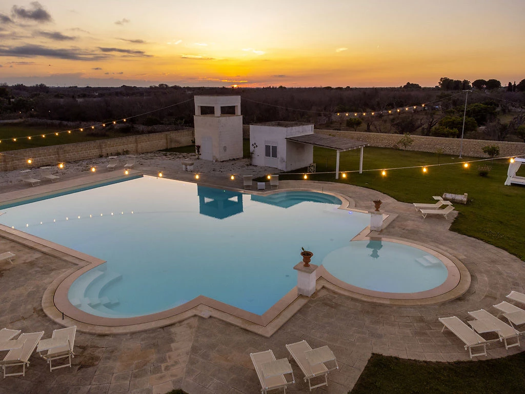 Piscine, Vue extérieure, Masseria Raucio, Pouilles, Italie