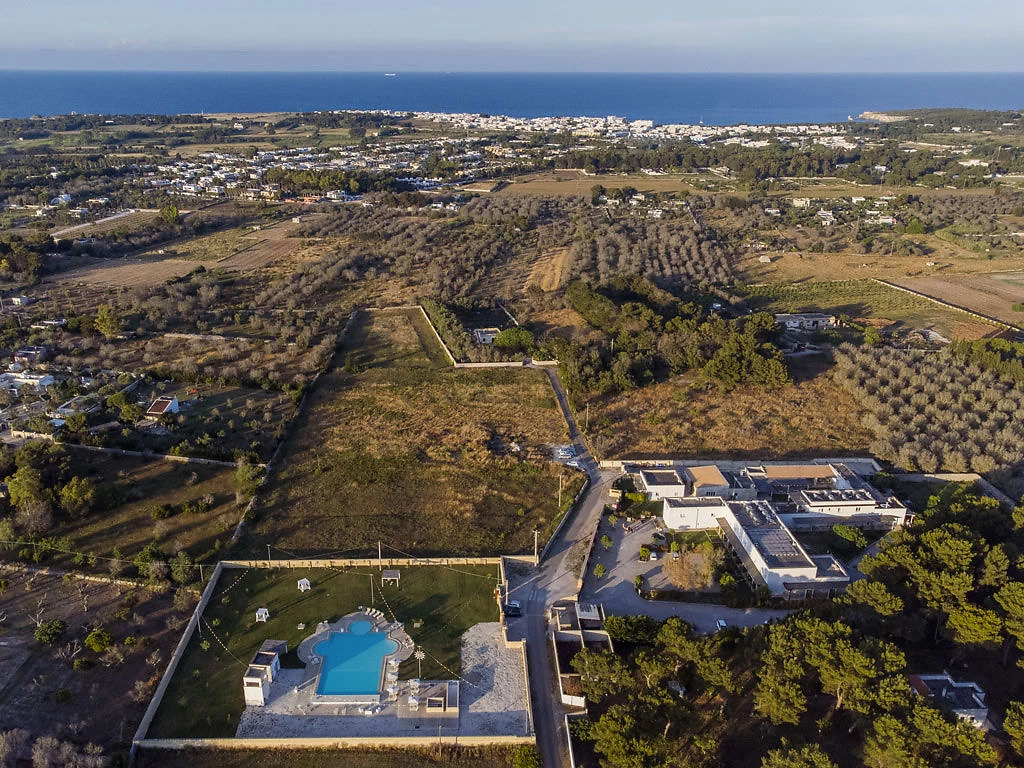 Piscine, Vue extérieure, Masseria Raucio, Pouilles, Italie