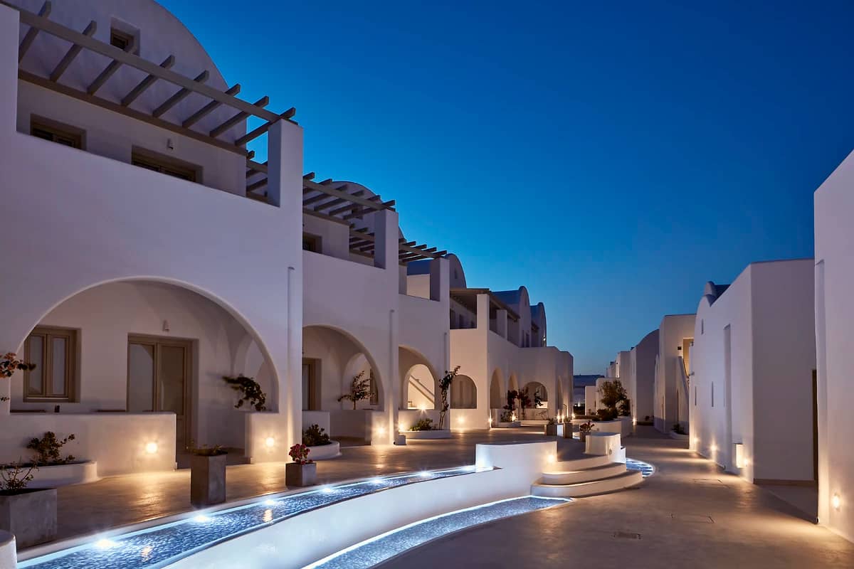 Vue de nuit de l'hôtel, Costa Grand Resort & Spa, Santorin, Grèce