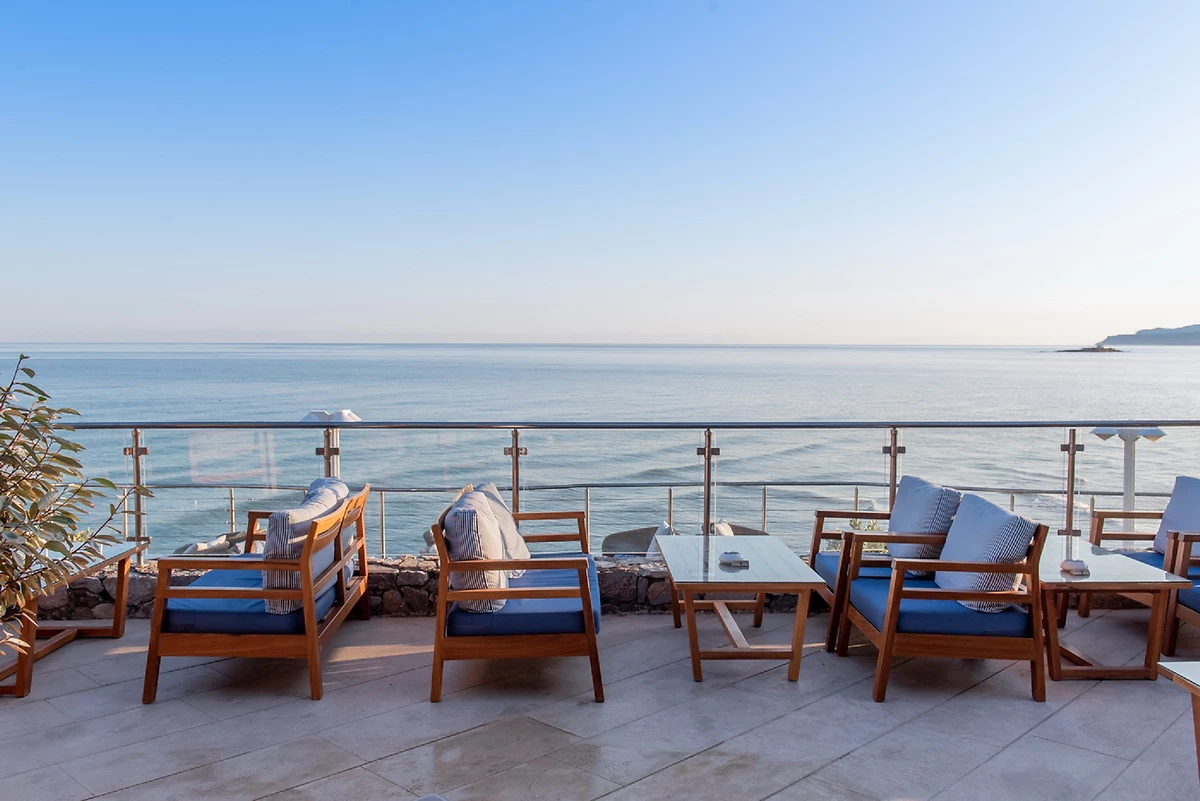 Terrasse du bar Dedalos, hôtel Ikaros Beach Luxury Resort & Spa