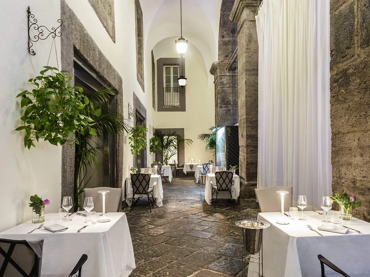 Portico, Palazzo Caracciolo Napoli MGallery, Naples, Italie