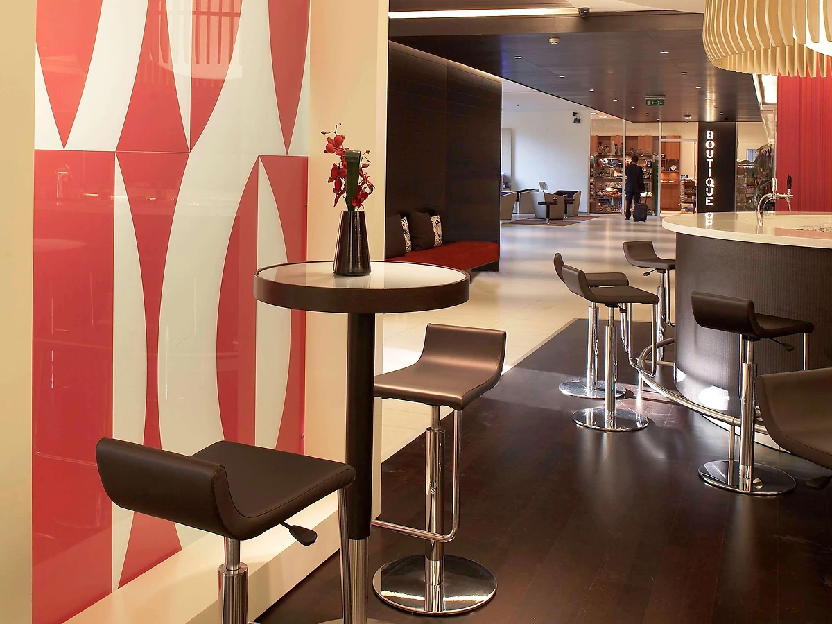 Un des bars de l'hôtel, hôtel Novotel Athenes