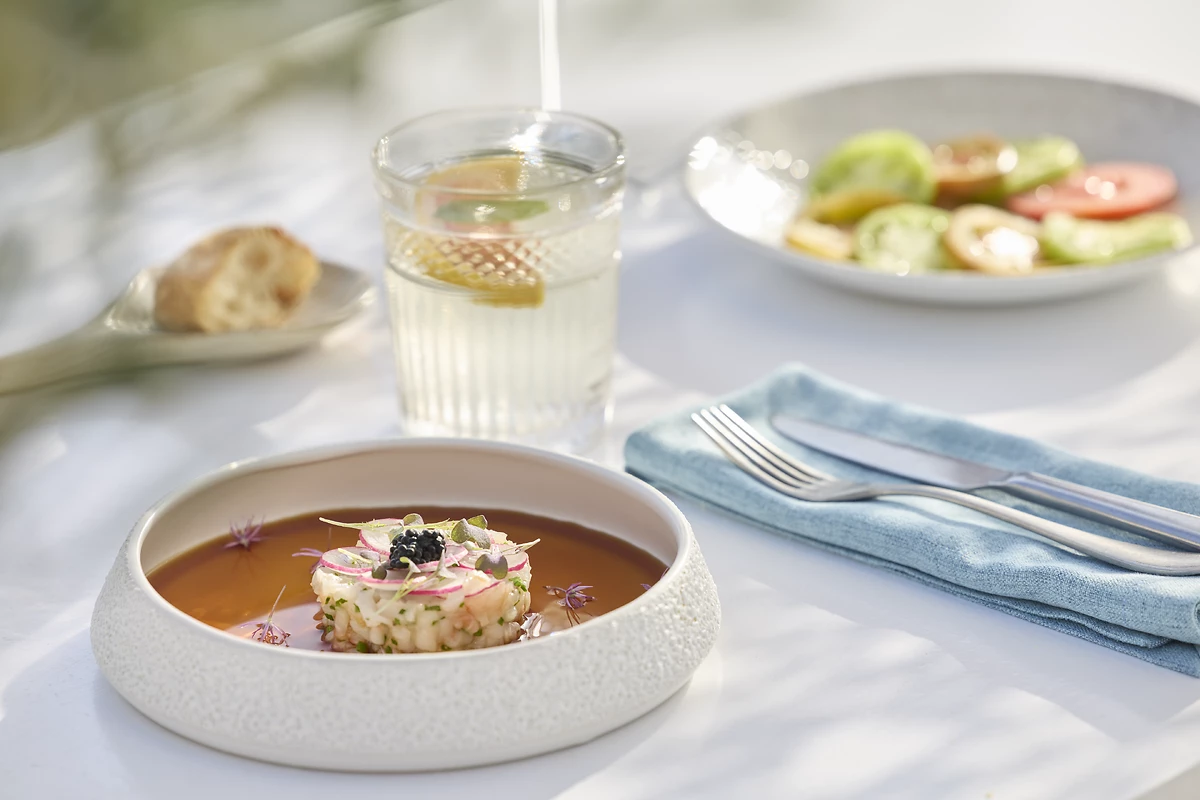 Plat servis au restaurant Bousoulas, Sani Beach