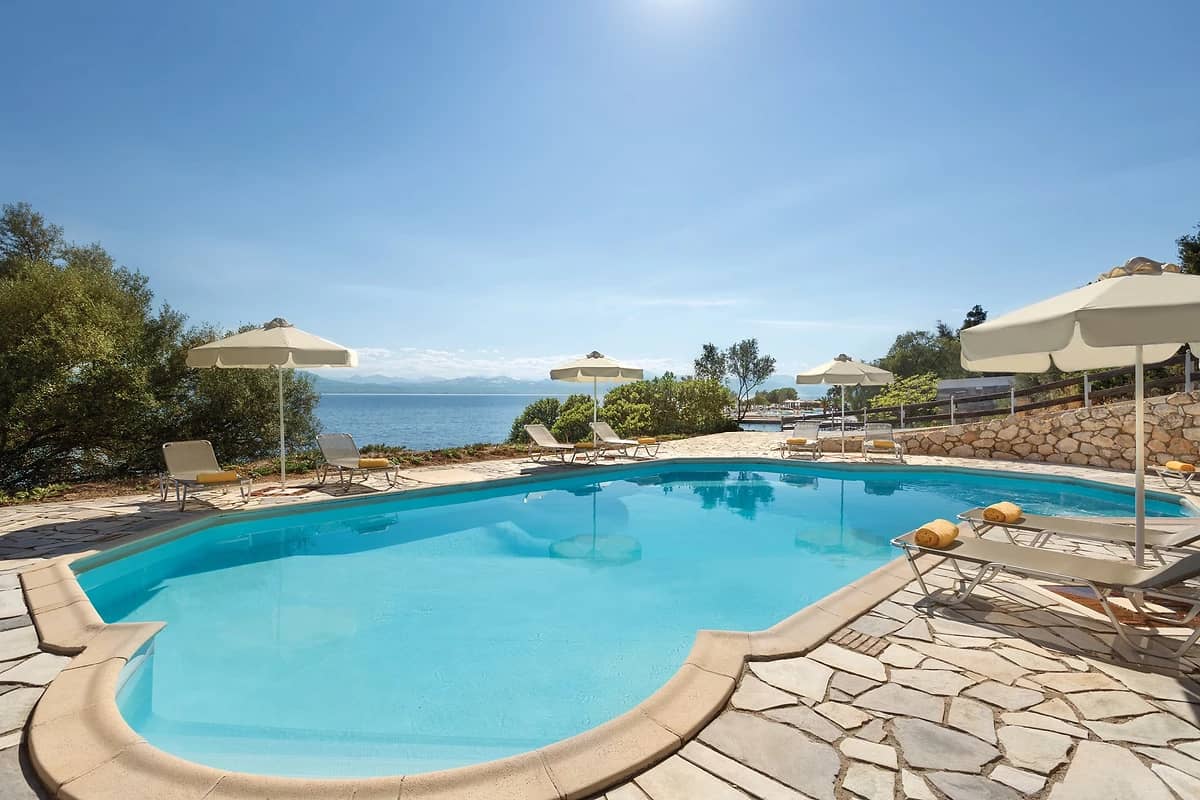 Piscine, hotel Wyndham Loutraki, Loutraki, Grèce.
