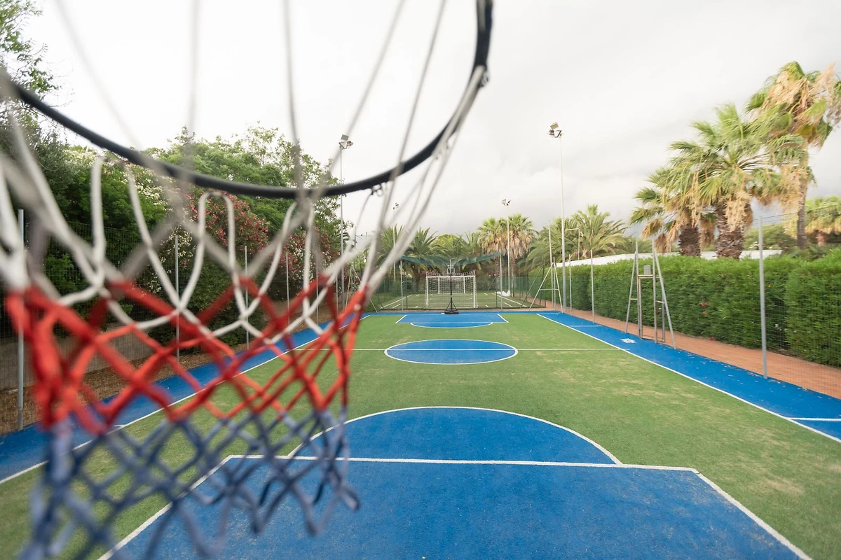 Terrain de basket-ball, Ostuni a Mare, Pouilles, Italie