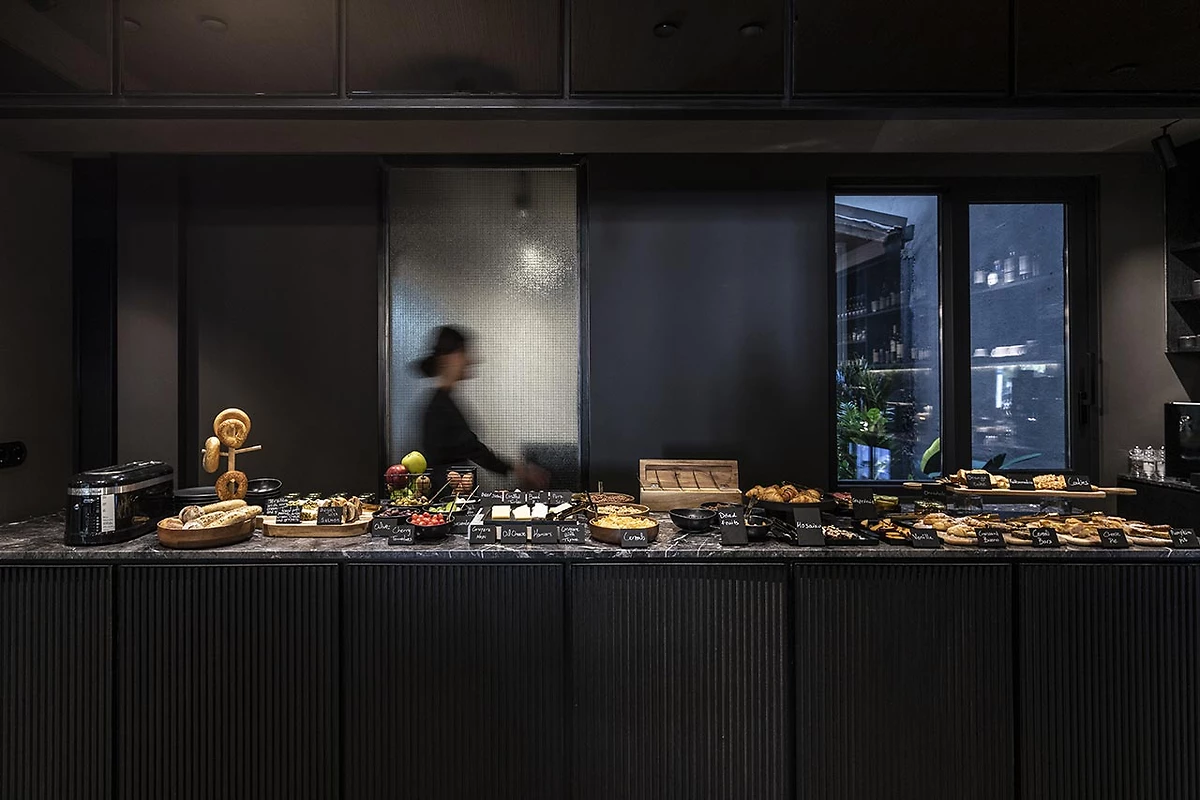 Le Café (bar et restaurant), The Modernist Athens