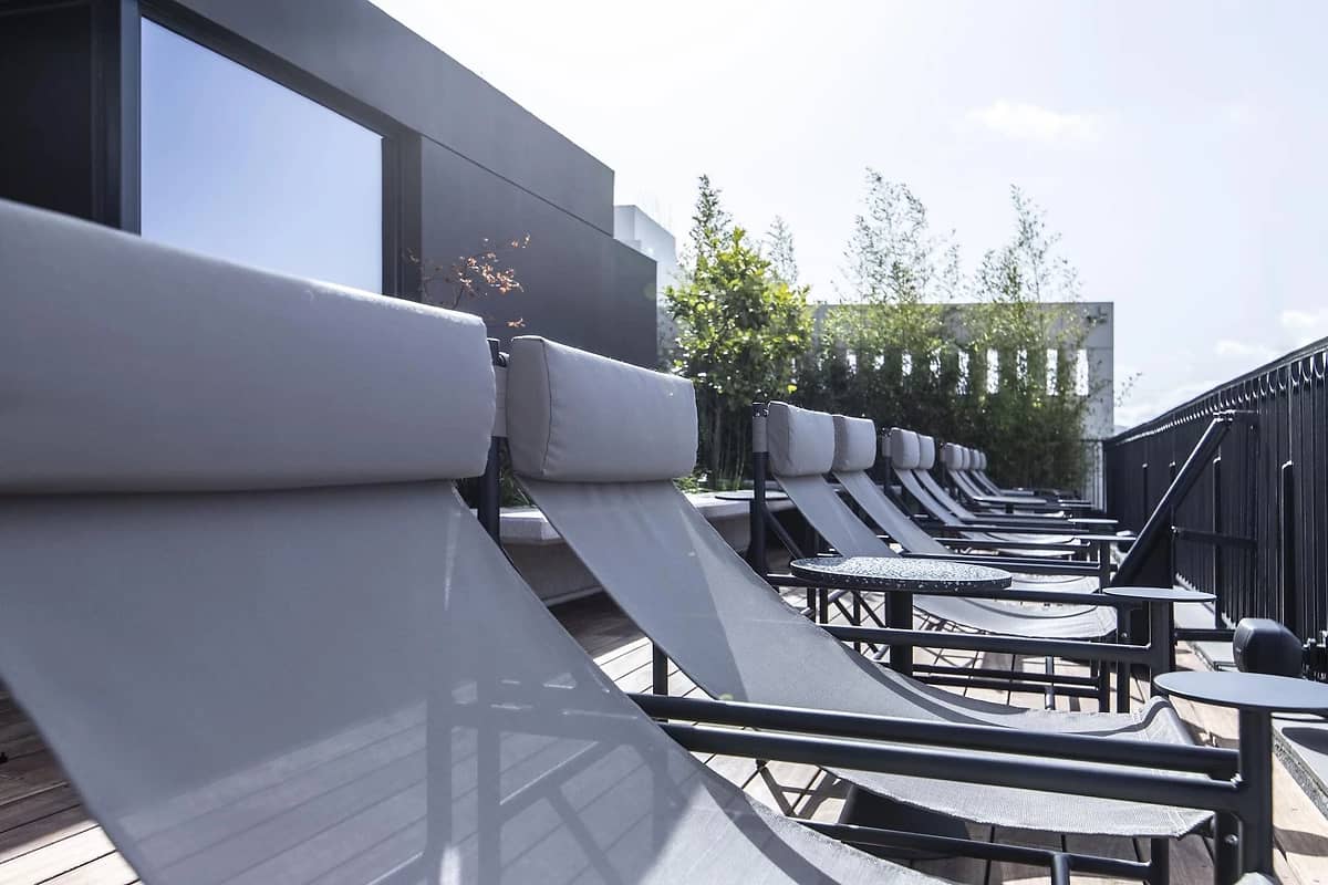Transats sur le roof-top, hôtel The Modernist Athens
