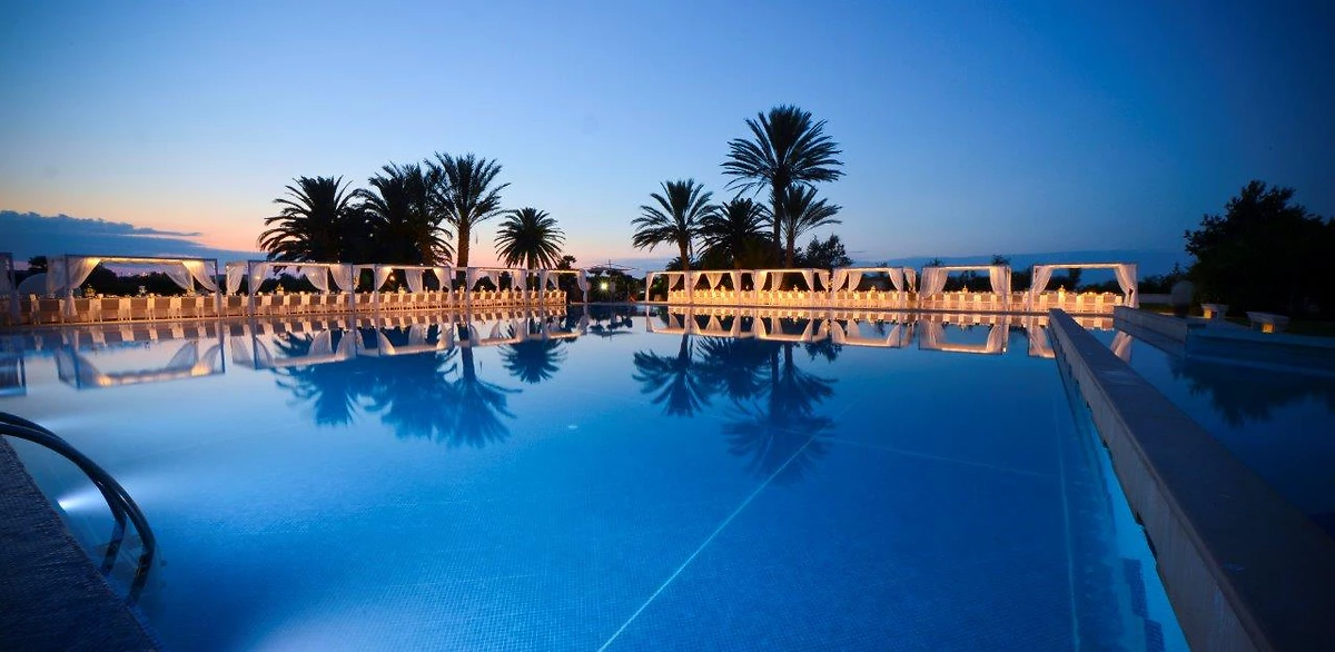 Piscine de l'hôtel de nuit, Grand Hotel Masseria Santa Lucia