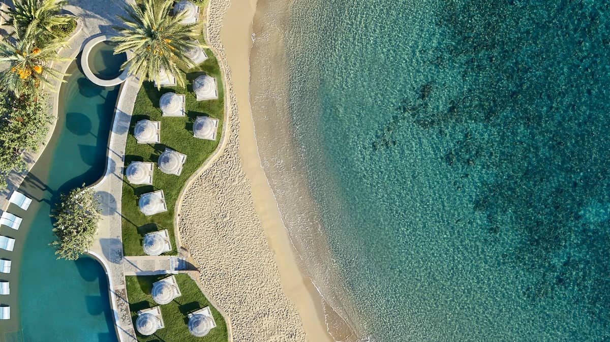 Vue aérienne de la plage de l'hôtel, Porto Elounda Golf & Spa Resort, Crète, Grèce
