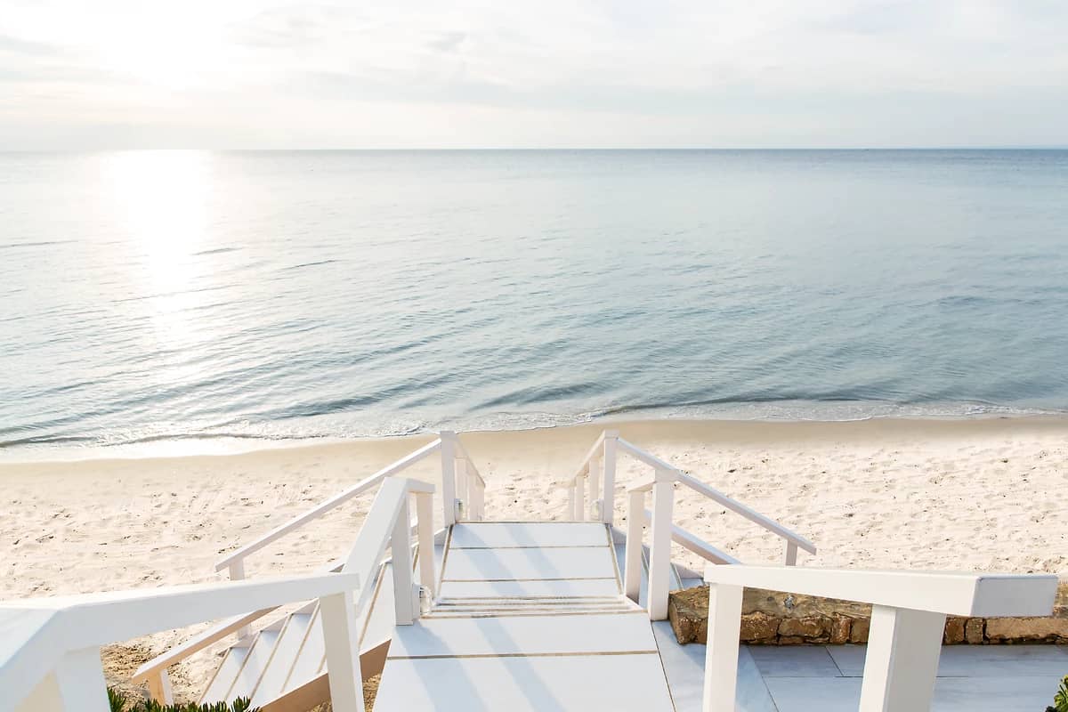 Accès à la plage de l'hôtel via le restaurant Bousoulas, Sani Beach