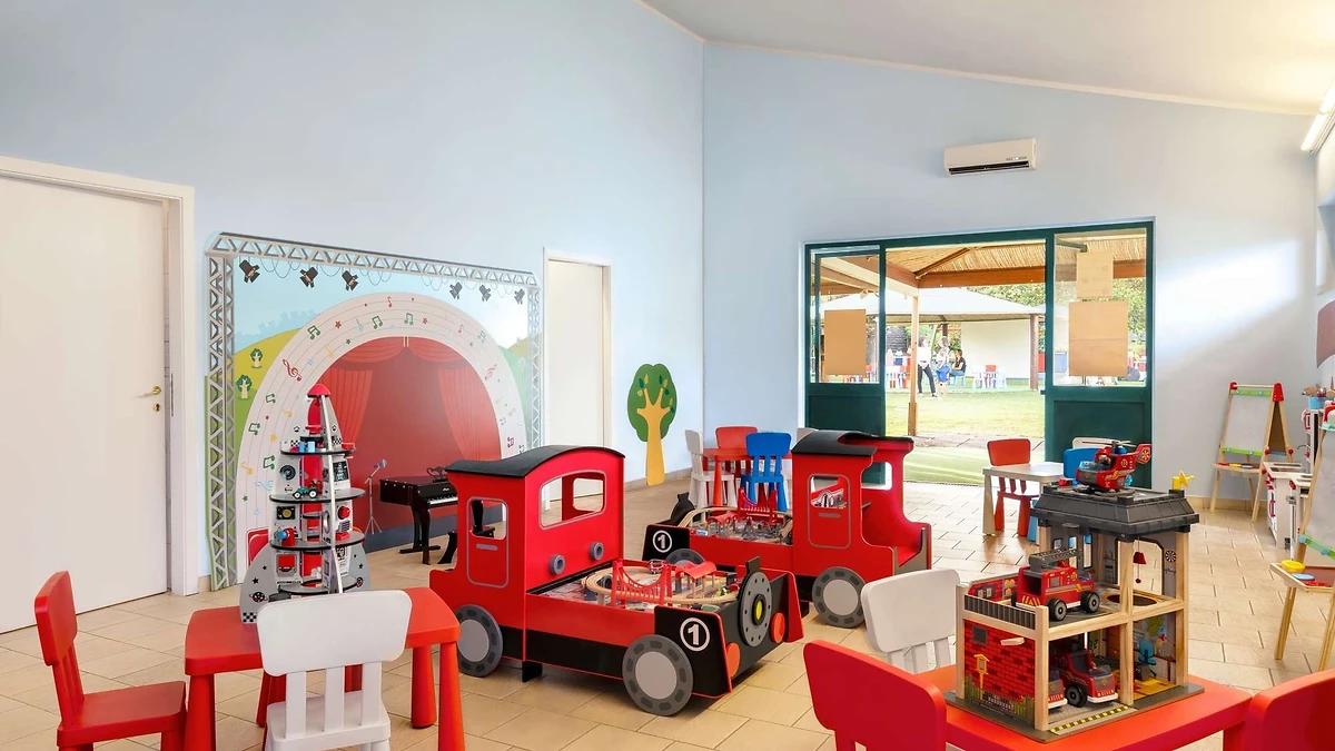 Salle de jeux intérieure, UNAHOTELS Naxos Beach Sicilia, Sicile, Italie