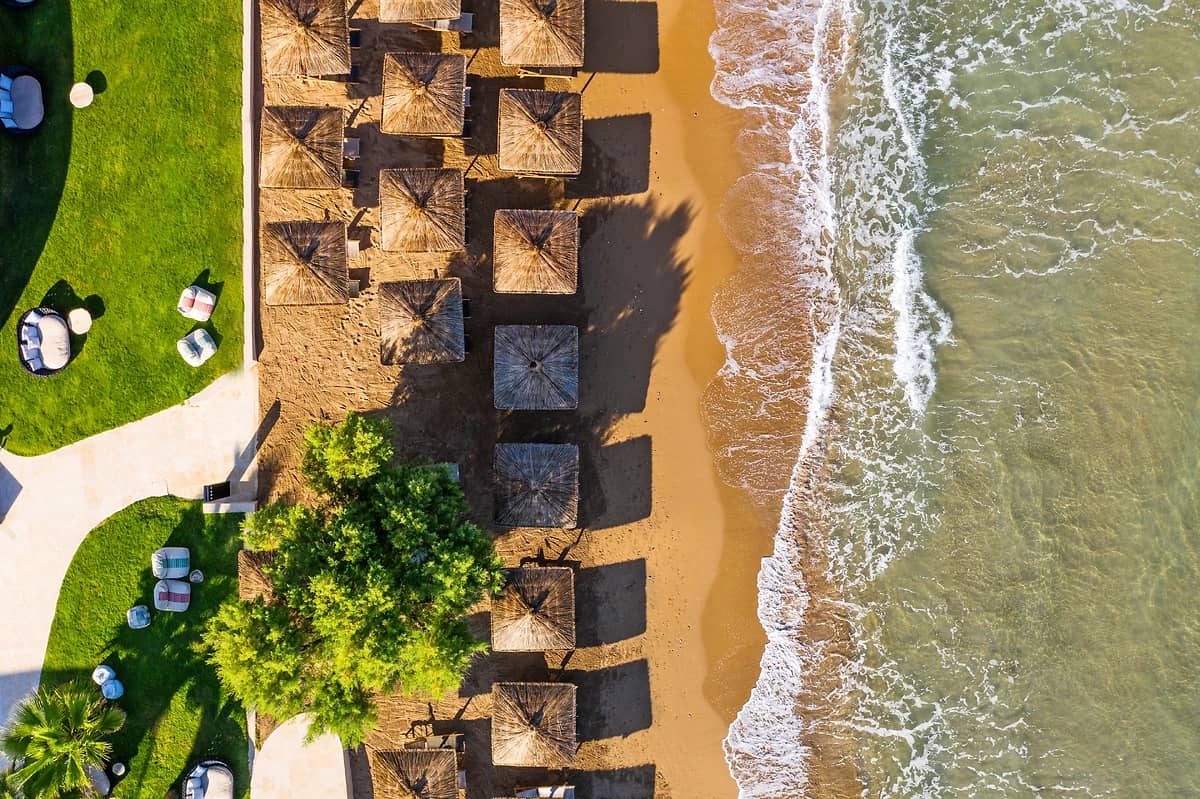 Vue aérienne de la plage de l'hôtel, Domes Noruz Chania, Autograph Collection, Crète, Grèce