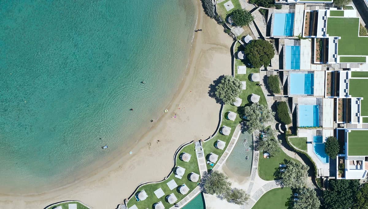 Vue aérienne sur la plage de l'hôtel, Elounda Peninsula Luxury Resort, Crète, Grèce
