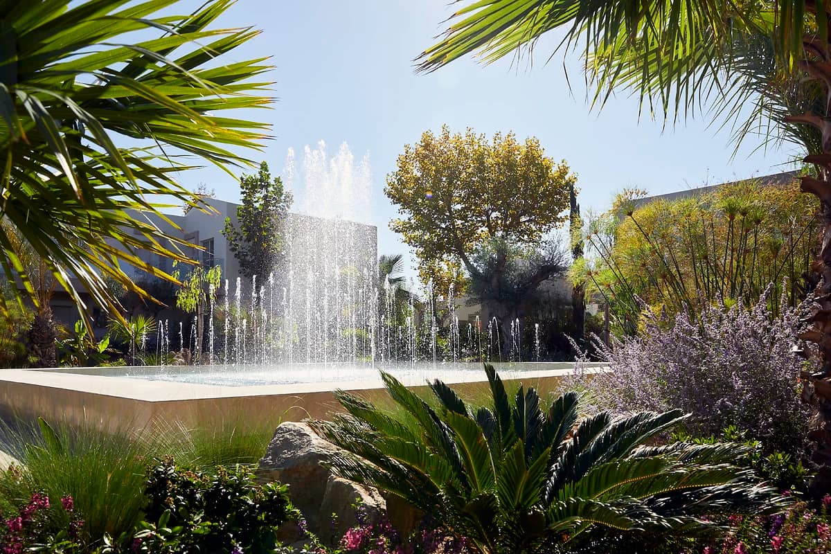 Fontaine et jardin, Porto Sani