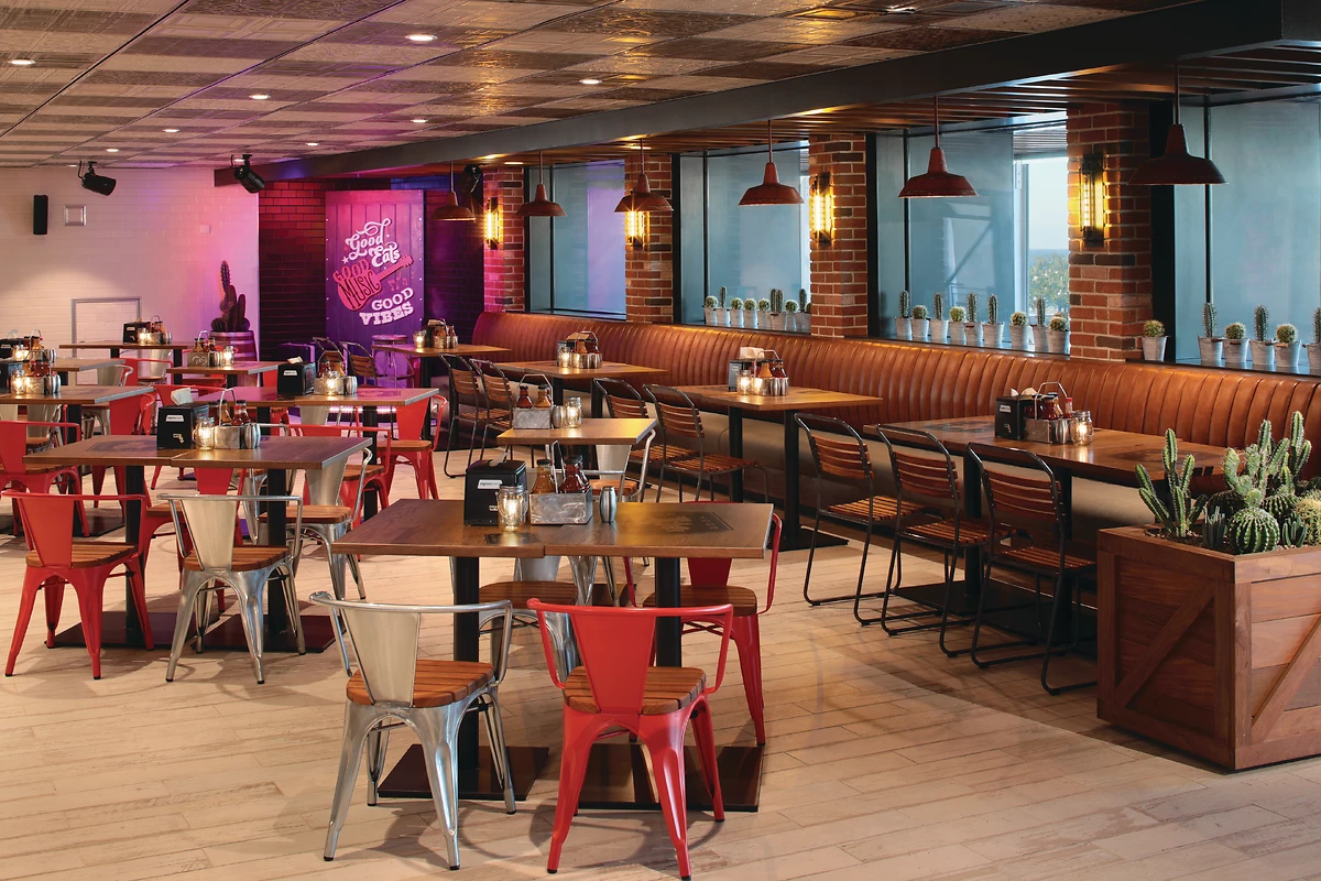Bar ambiance, Legend of the Seas