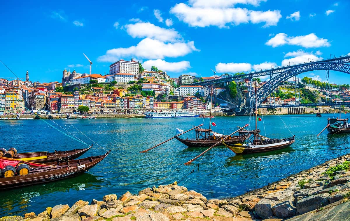 Bateaux sur le Douro et pont Dom Luis I, Porto, Portugal