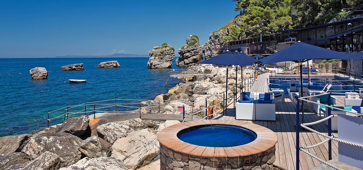 Solarium et piscine, hôtel Capo La Gala Hotel & Spa, Vico Equense, Campanie, Italie