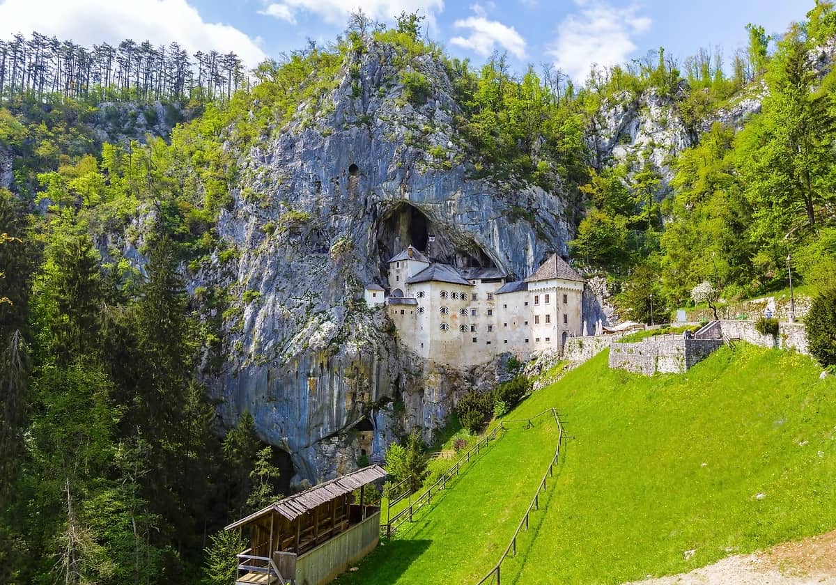 Château à l'entrée d'une grotte, Postojna, Slovénie
