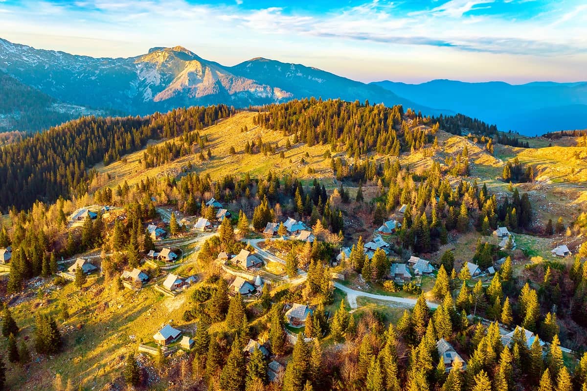 Vue aérienne du village de montagne de Velika Planina, Kamnik, Slovénie