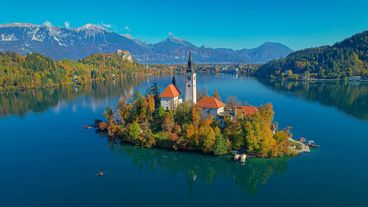 Vue d'ensemble sur le lac de Bled depuis l'île centrale contenant l'église de l'Assomption, Slovénie