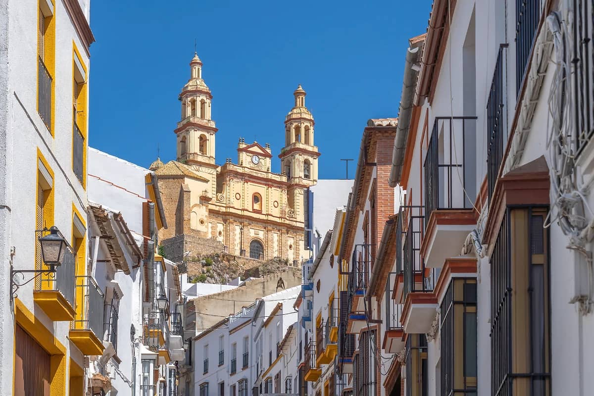 Rue avec l'église Nuestra Señora de la Encarnación, Olvera, Andalousie, Espagne