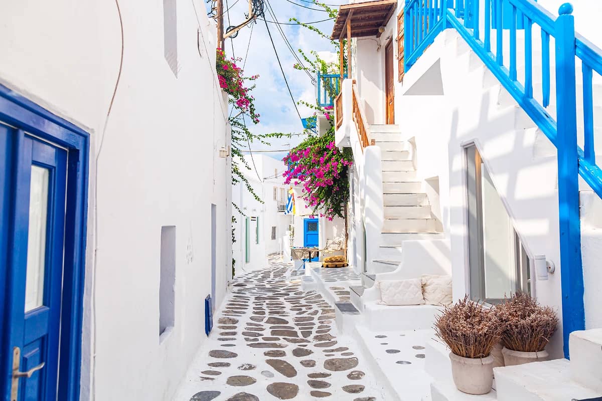 Rue étroite de la vieille ville avec ses maisons blanches, Île de Mykonos, Grèce