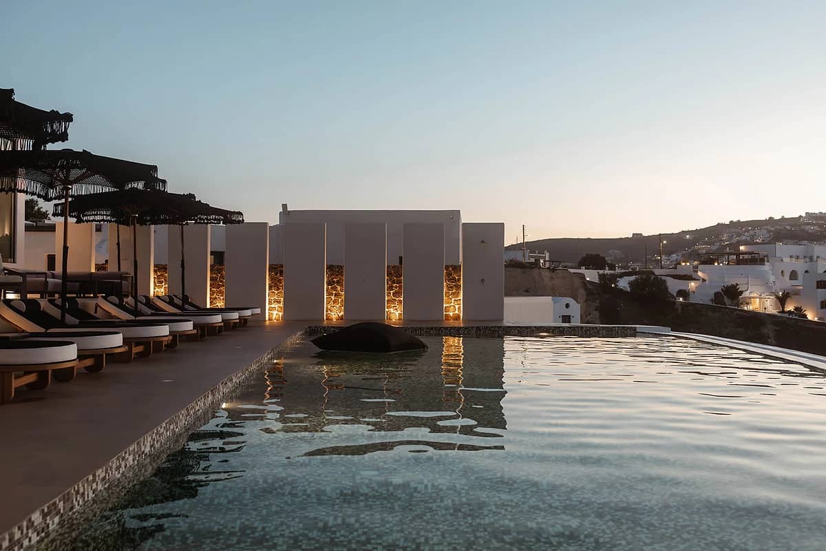 Piscine et transats, Grand Ambassador, Santorin, Grèce