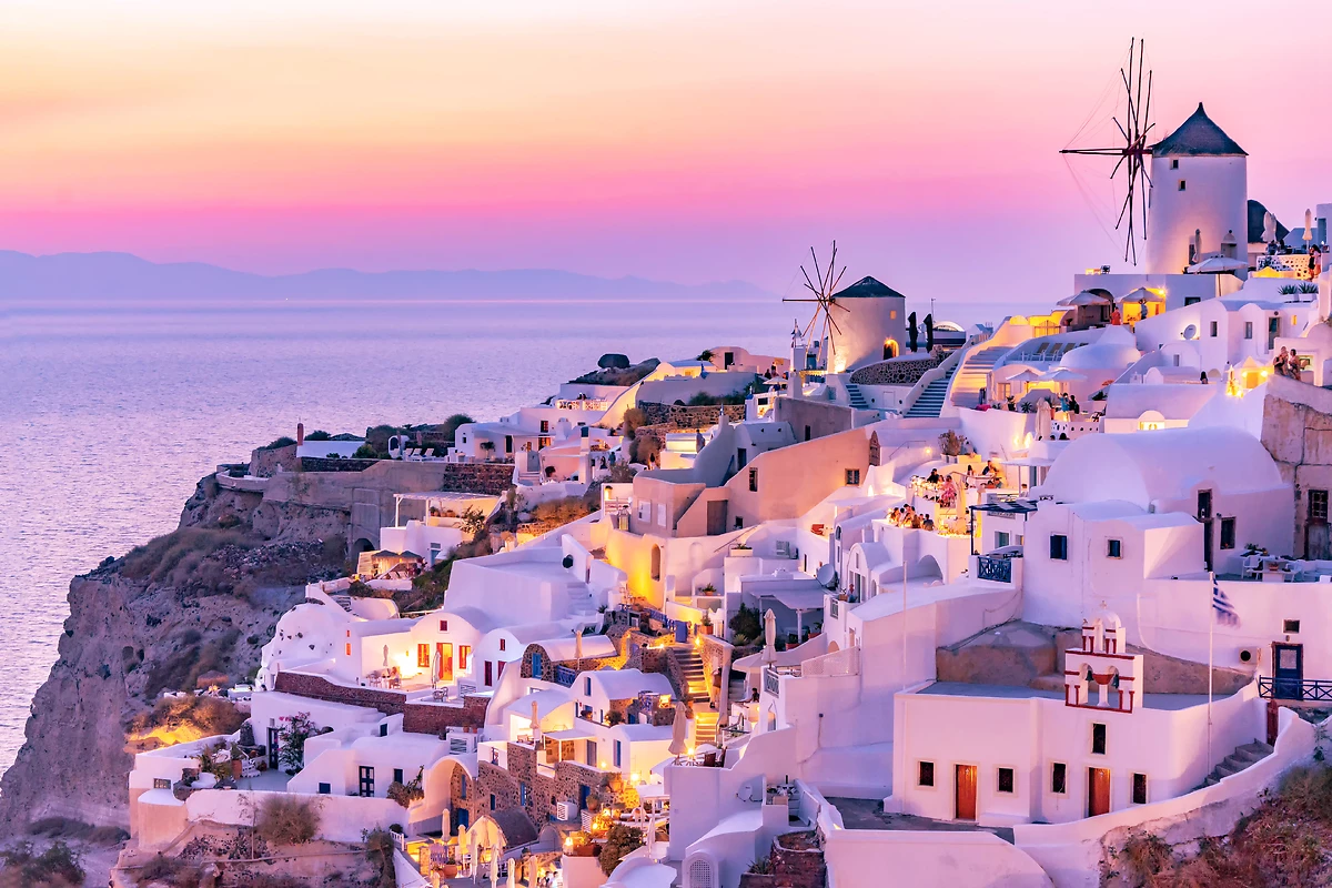 Vue sur Oìa pendant le coucher de soleil, Santorin, Cyclades, Grèce