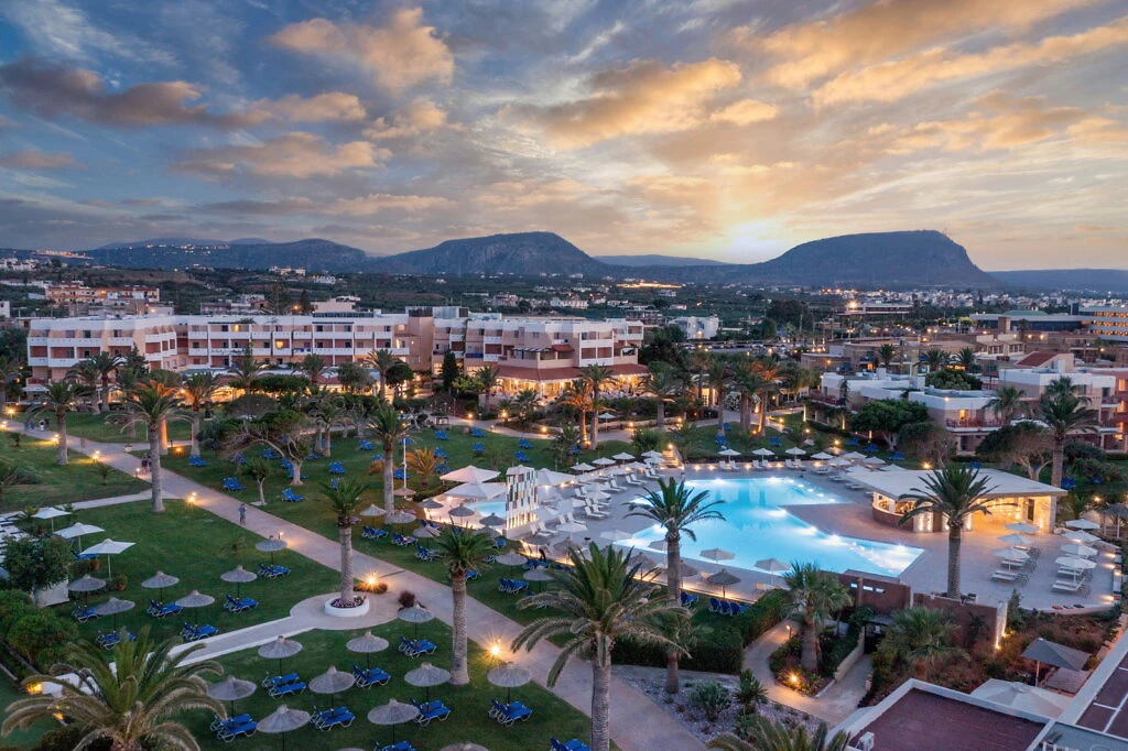 Vue aérienne de l'hôtel et de sa piscine, Anissa Beach & Village, Crète, Grèce