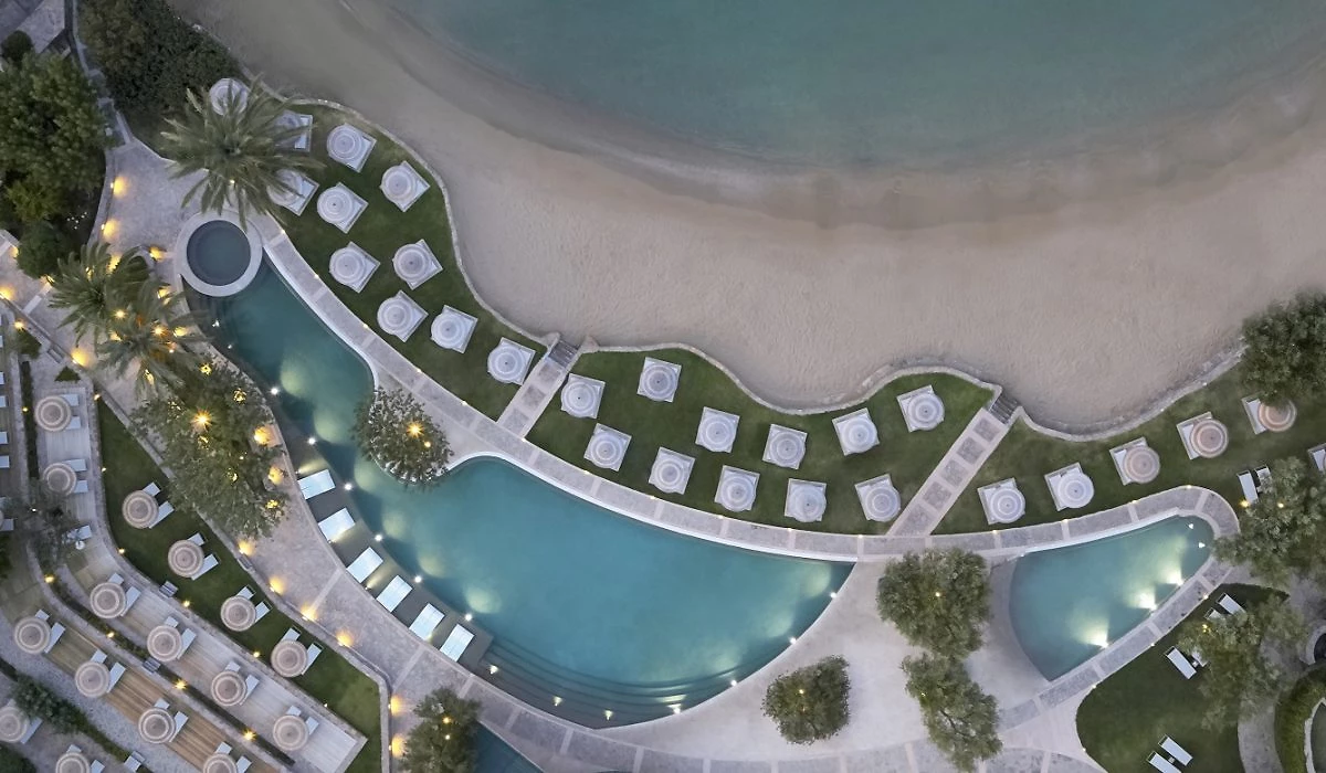 Vue aérienne de la piscine de l'hôtel, Porto Elounda Golf & Spa Resort, Crète, Grèce