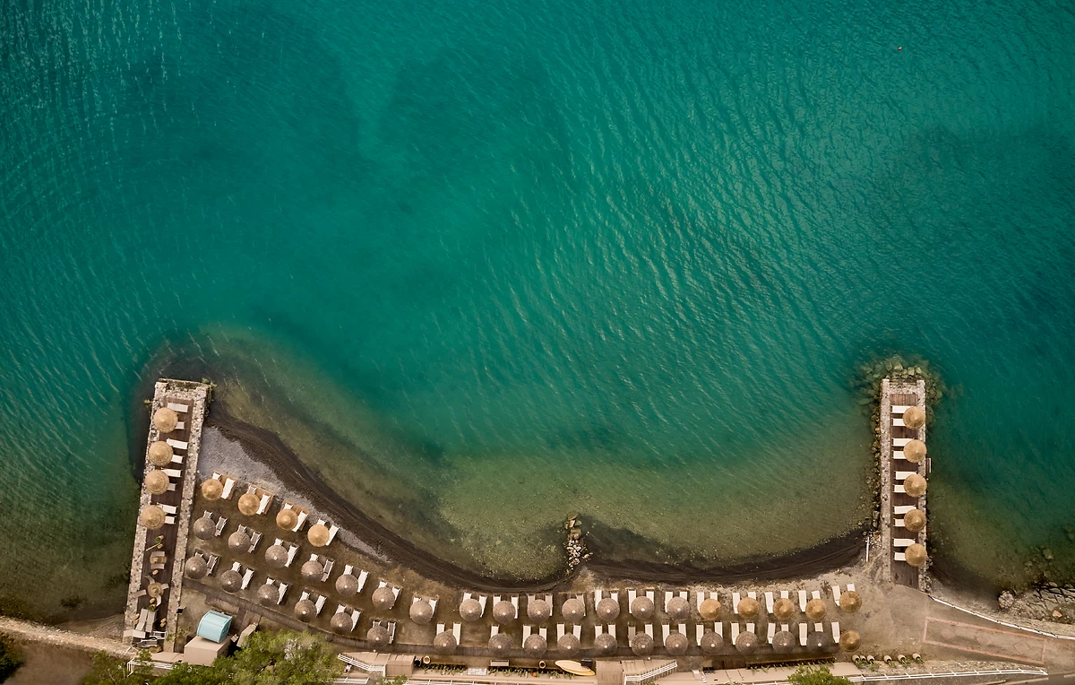 Vue aérienne de la plage de l'hôtel, Domes Aulūs Elounda, Curio Collection, Crète, Grèce