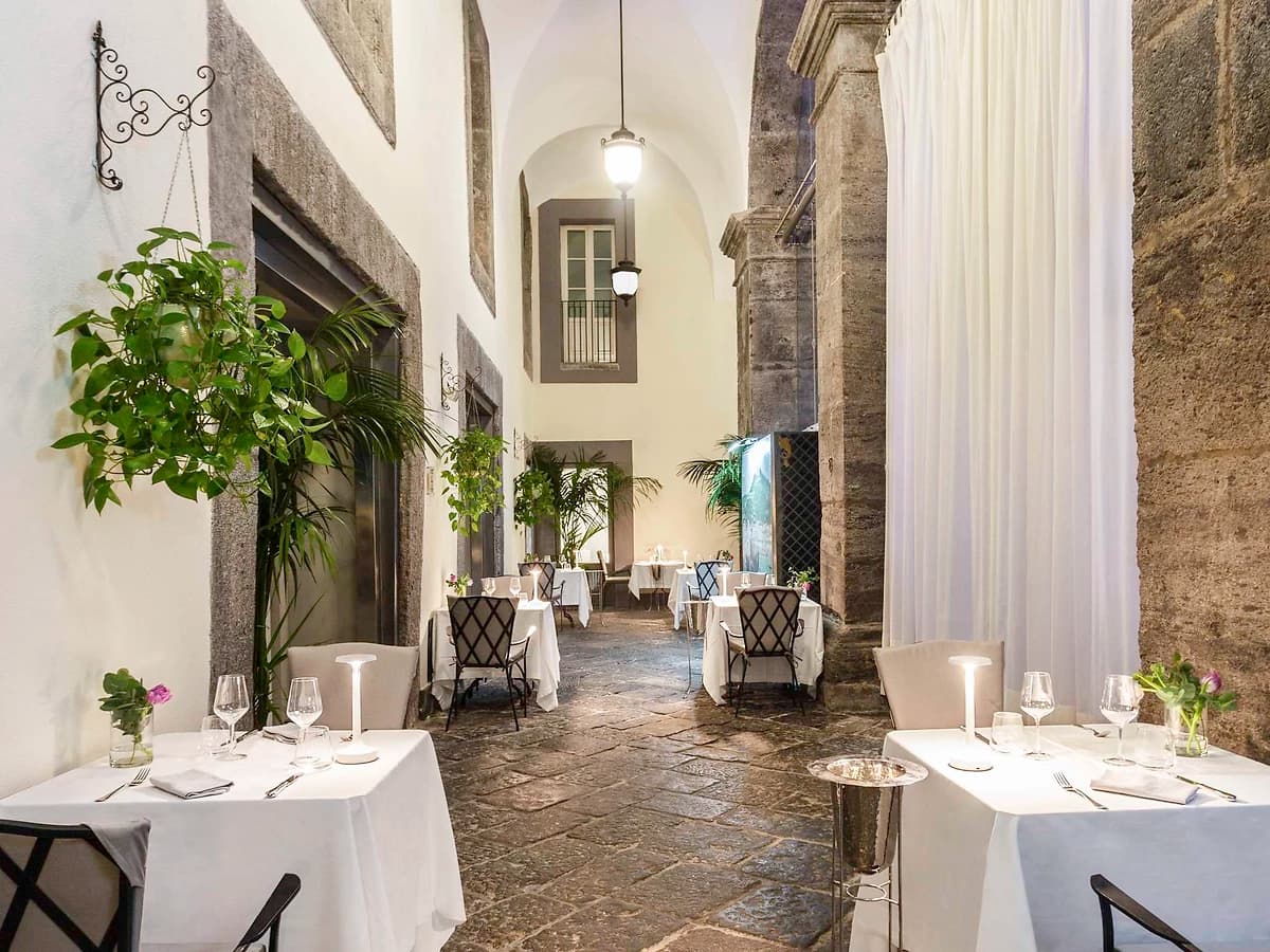 Portico, Palazzo Caracciolo Napoli MGallery, Naples, Italie