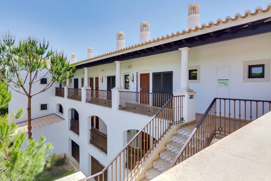 Pine Cliffs Residence