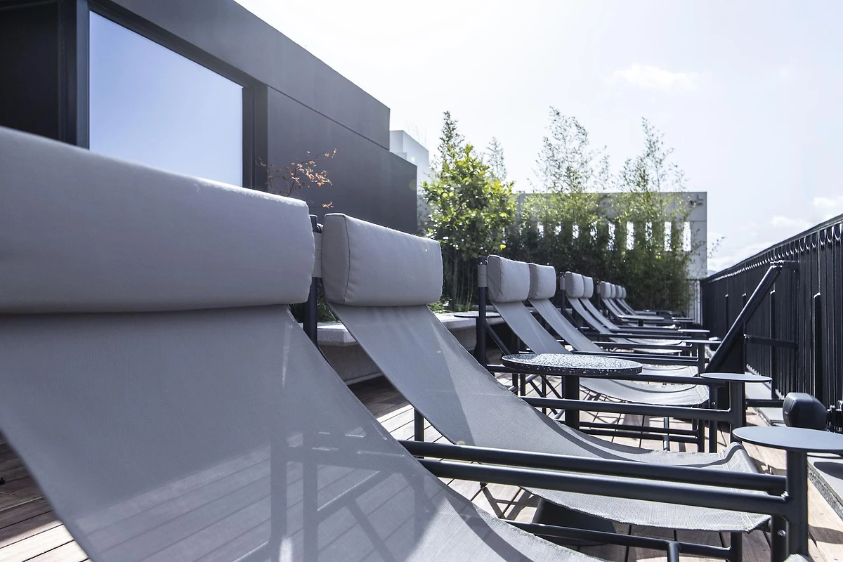 Transats sur le roof-top, hôtel The Modernist Athens