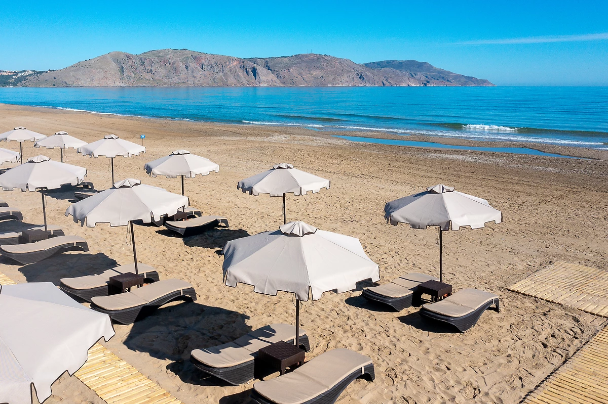Transats sur la plage de l'hôtel, hôtel Eliros Mare