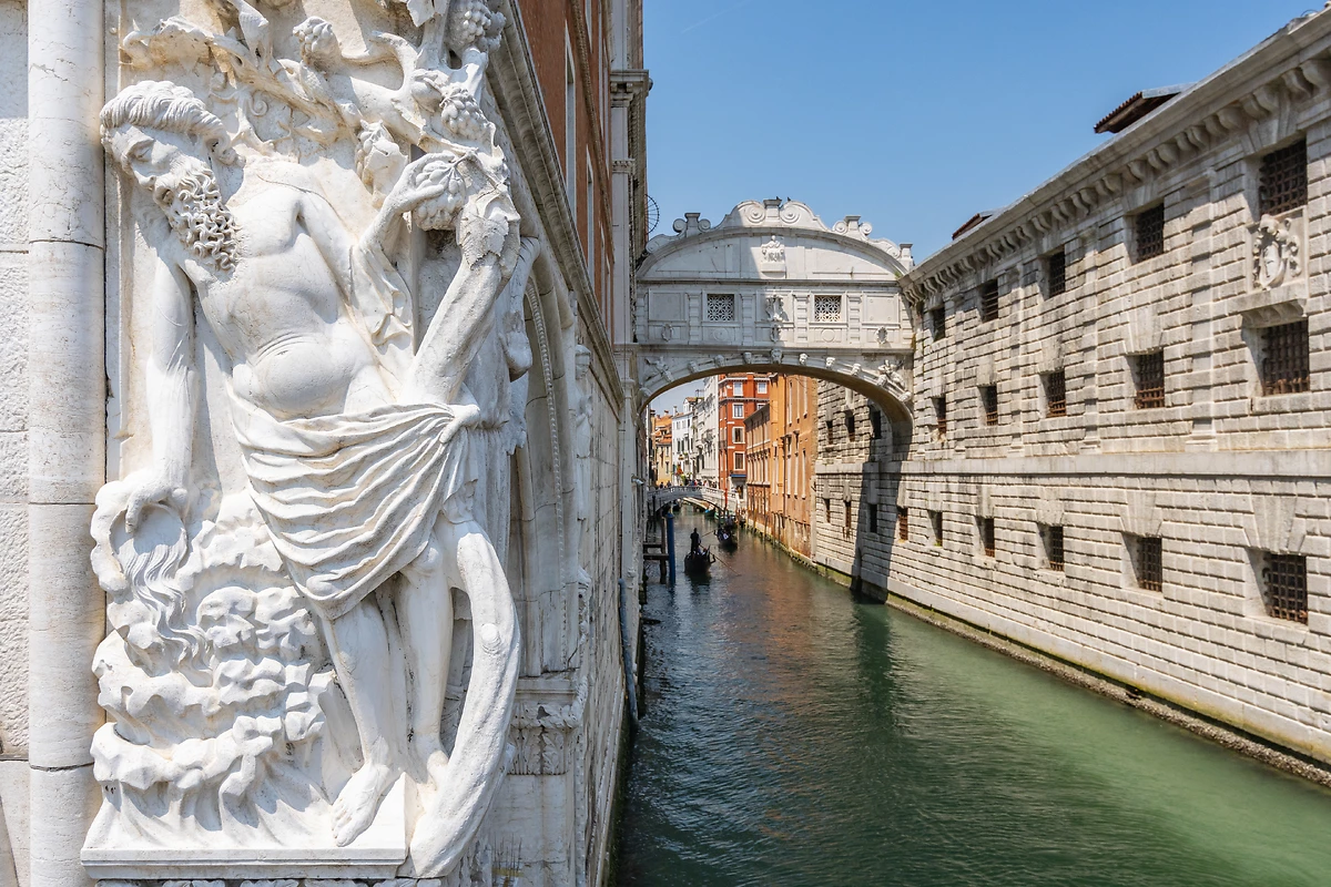 Pont des soupirs entre le Palais des Doges et la prison Prigioni Nuove, Venise