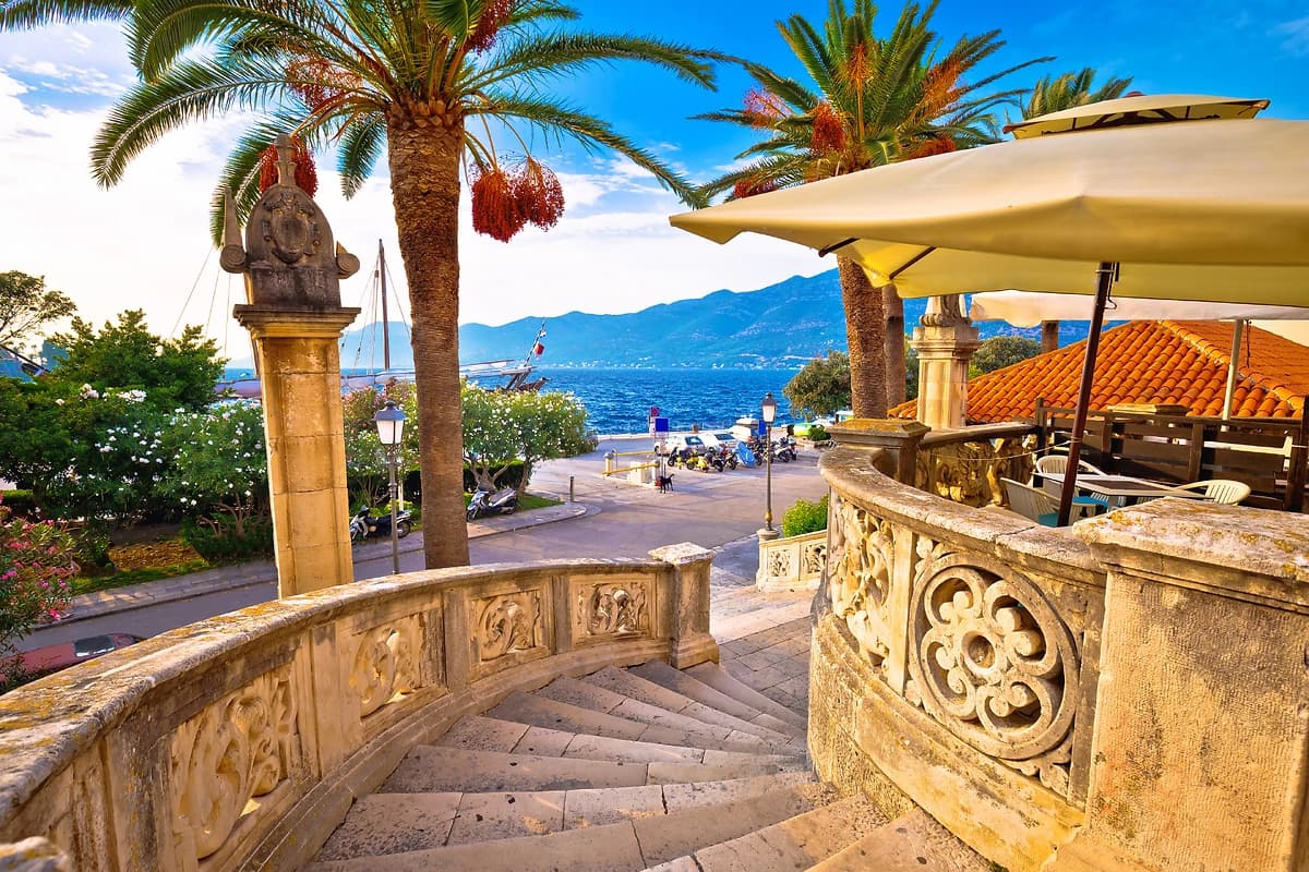 Détail architectural d'une porte de la ville fortifiée de Korčula, Croatie