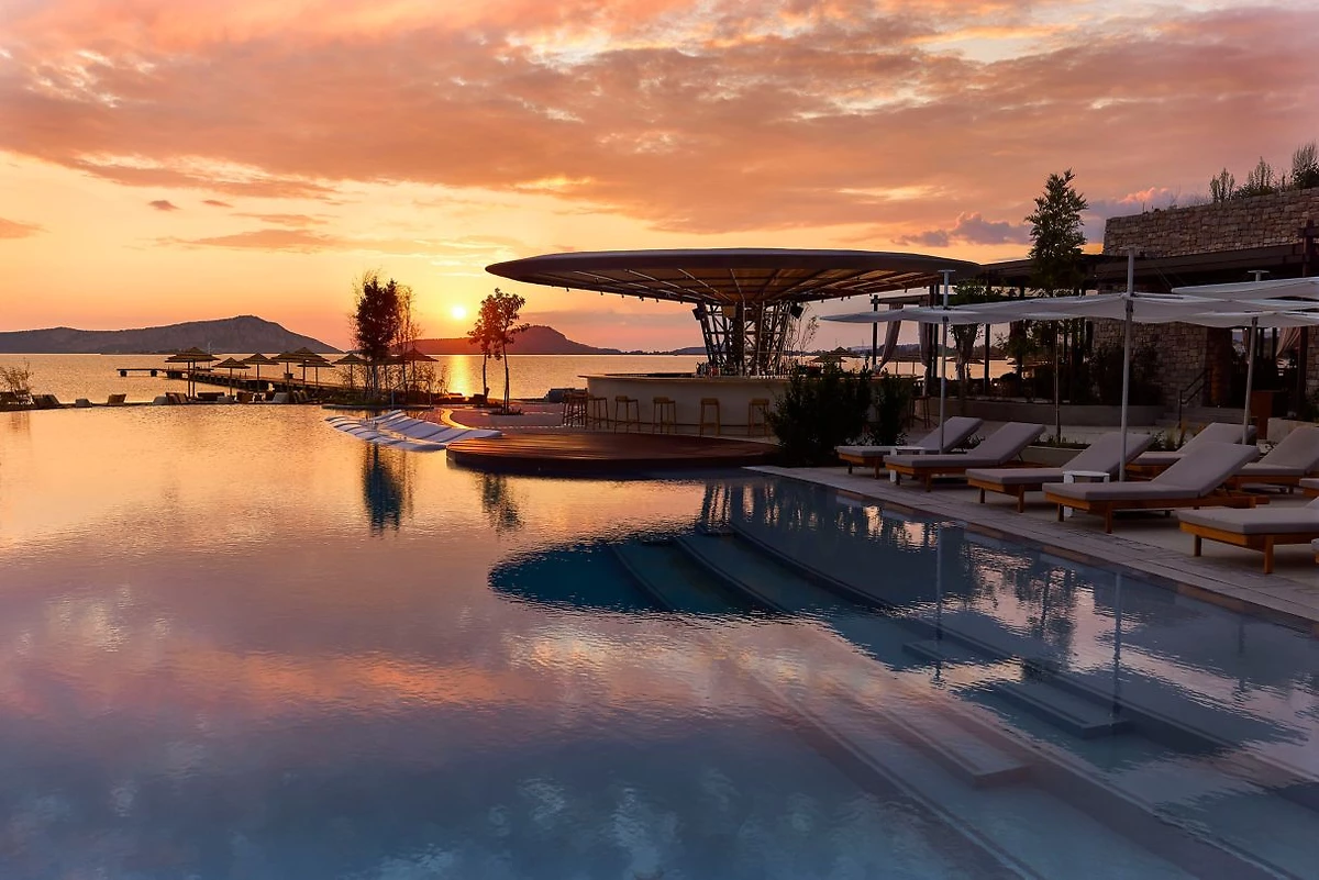 Piscine de l'hôtel, hôtel W Costa Navarino