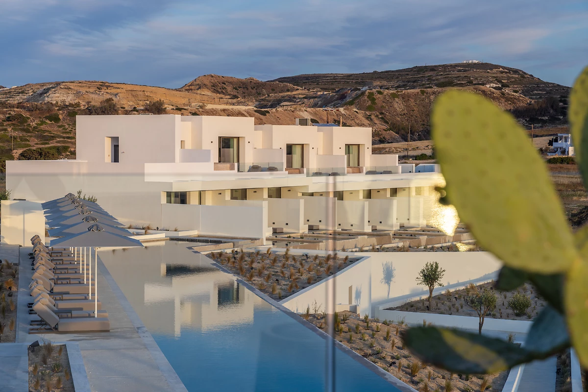 Vue extérieure des suites avec piscine, Domes White Coast Milos, Cyclades, Grèce