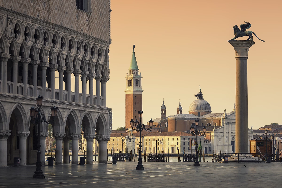 Piazza San Marco avec l'Église San Giorgio Maggiore et la colonne de Saint-Marc, Venise,