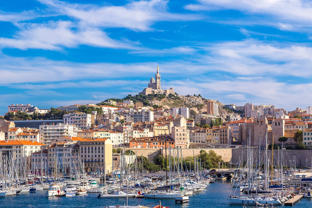 Vue sur le Vieux Port et la Basilique Notre-Dame de la Garde en fond, Marseille, France