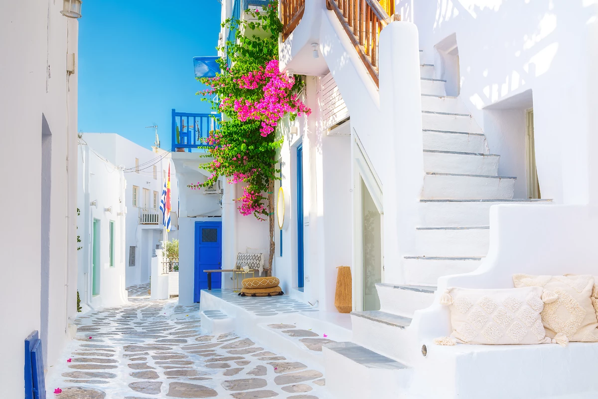 Ruelles fleuries aux maisons blanches, Mykonos, Cyclades, Grèce